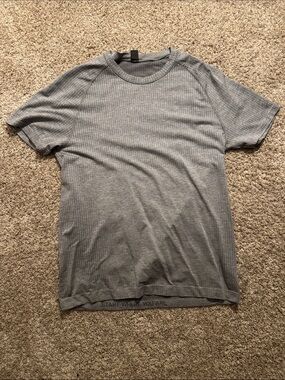 lululemon athletica Men's Light Grey Waffle Short-Sleeve Shirt